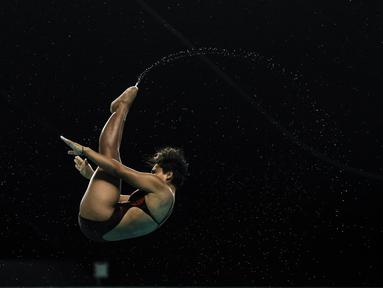 Atlet loncat indah putri Jawa Timur, Gladies Lariesa Garina beraksi pada nomor menara terbuka putri Kejurnas Akuatik 2026 yang berlangsung di Stadion Akuatik Gelora Bung Karno, Senayan, Jakarta. (Bola.com/Bagaskara Lazuardi)