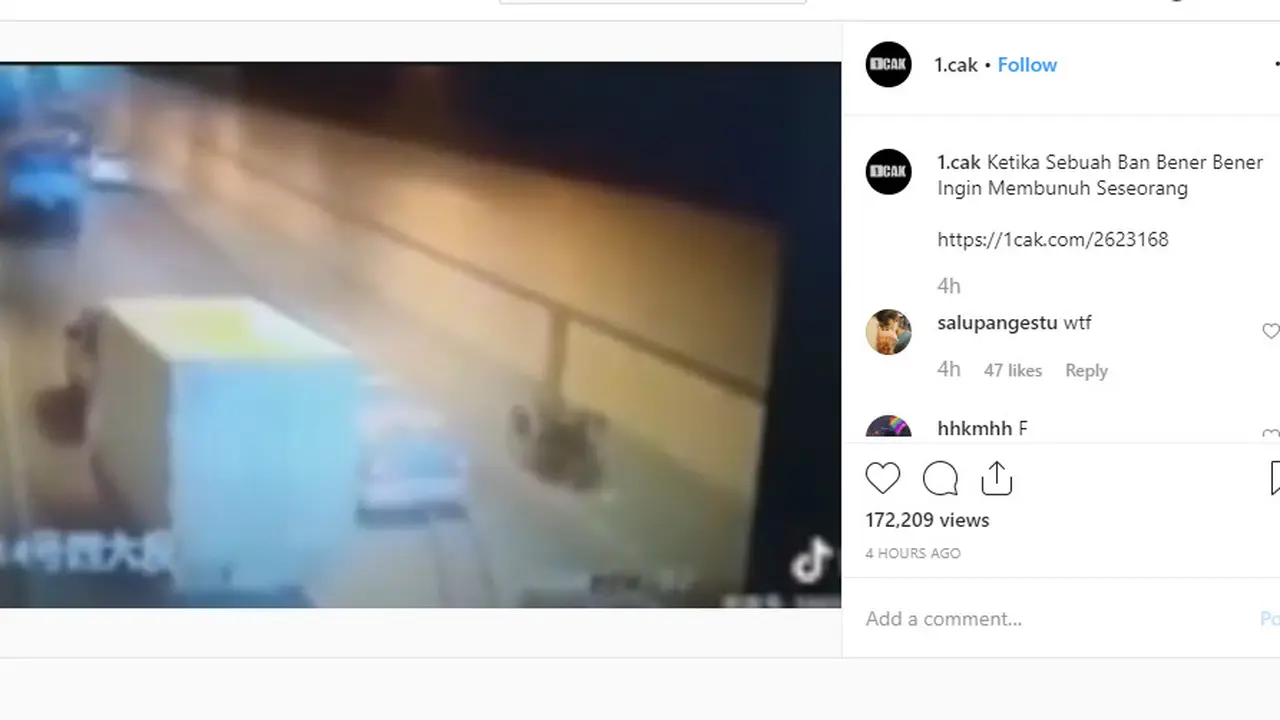Seperti dilansir akun Instagram @1.cak, Senin (11/11/2019), seorang pemotor terjatuh karena sebuah ban besar menabraknya ketika tengah berkendara.