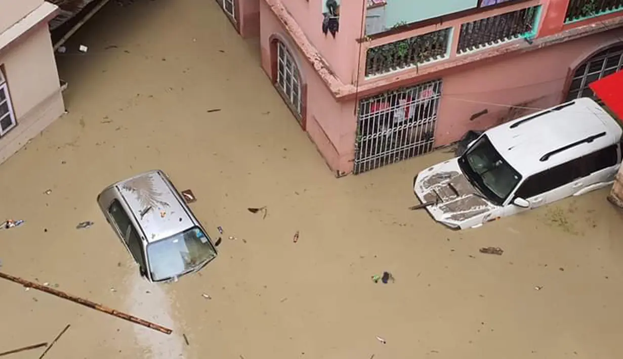 Mobil-mobil terendam air setelah banjir bandang yang dipicu oleh hujan lebat yang tiba-tiba menggenangi kota Rangpo di Sikkim, India, Kamis, 5 Oktober 2023. (AP Photo/Prakash Adhikari)