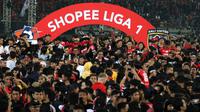 Para pemain dan suporter Bali United merayakan gelar juara Liga 1 2019 di Stadion Kapten I Wayan Dipta, Bali, Minggu (22/12). Bali berada di peringkat satu dengan meraih 64 poin. (Bola.com/Aditya Wany)