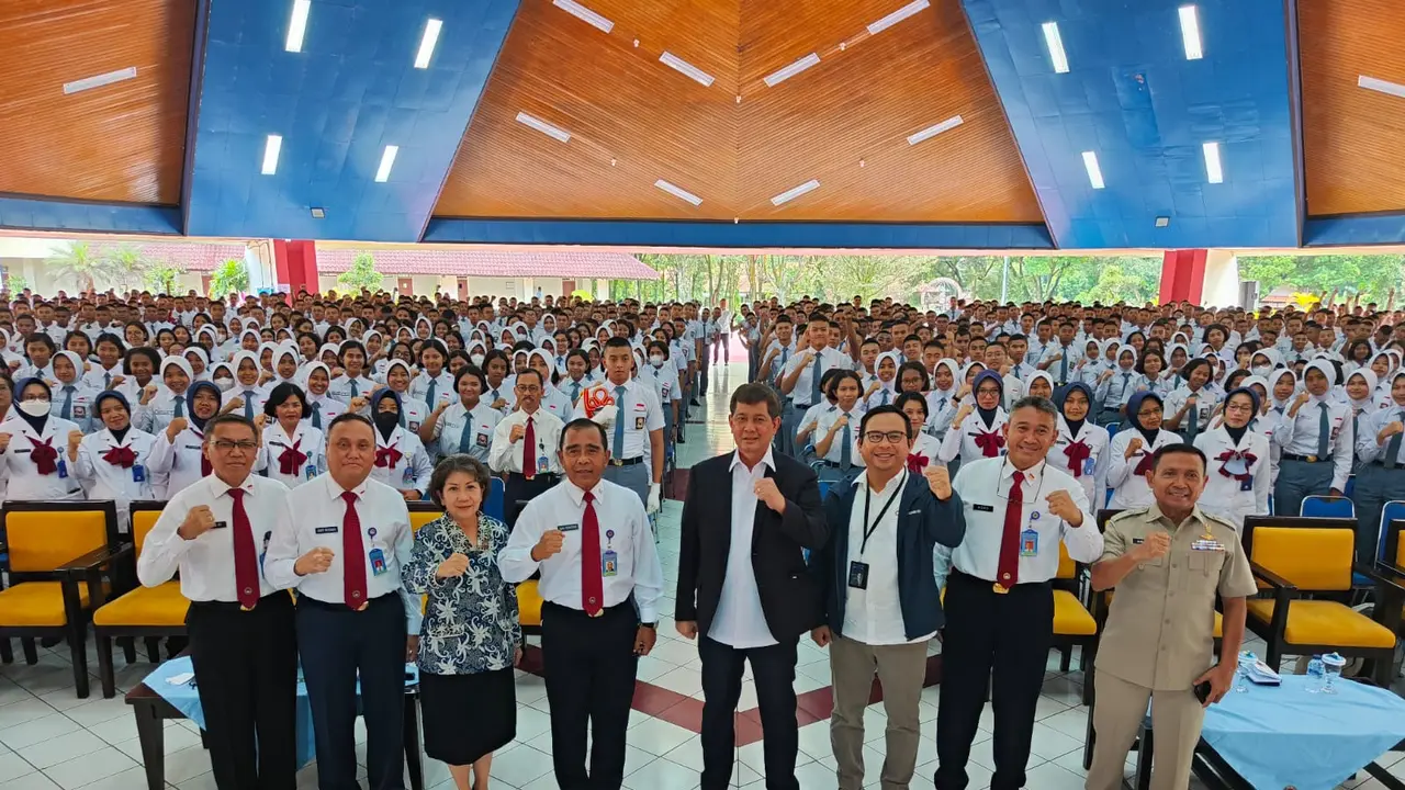 Doni Monardo saat menjadi pembicara dalam sebuah forum di SMA Taruna Nusantara (TN), Magelang
