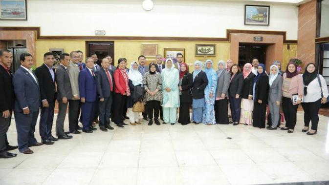Pemerintah Kota (Pemkot) Surabaya menerima kunjungan tamu istimewa Menteri Perumahan dan Kerajaan Tempatan Malaysia (Foto:Liputan6.com/Dian Kurniawan)