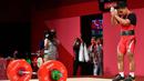 Eko Yuli berusaha di angkatan kedua clean and jerk, namun beban 172 kg masih terlalu berat untuk Eko. Kesempatan terakhir lifter berumur 31 tahun ini juga tak menemui hasil dan harus puas dengan urutan kedua. (Foto: AFP/Vincenzo Pinto)