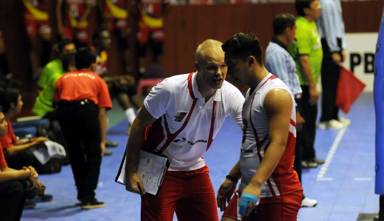 Pelatih tim putra Jakarta Pertamina Energi, Marko Klok berbincang dengan salah satu pemainnya saat laga melawan Jakarta Electric PLN di Pertamina Proliga 2015 di Hall A GBK Senayan, Jakarta, Jumat (20/3/2015). (Liputan6.com/Helmi Fithriansyah)