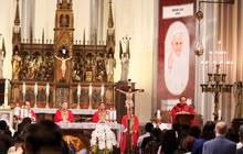 FOTO: Suasana Haru Misa Requiem Paus Fransiskus di Gereja Katedral Jakarta, Dihadiri Ribuan Umat Katolik