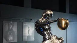Tim impian bersejarah yang terdiri dari lima pematung ahli, termasuk Michelangelo, Rodin, dan Takamura, telah melatih kecerdasan buatan (artificial intelligence/AI) untuk mendesain patung yang dijuluki "Patung Mustahil", yang kini dipamerkan di museum Swedia. (NACKSTRAND / AFP)