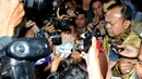 Wartawan langsung menyerbu Patrice Rio Capella usai diperiksa KPK, Jakarta, Jumat (16/10/2015). Patrice diperiksa selama 12 jam dan memilih bungkam kepada wartawan. (Liputan6.com/Helmi Afandi)