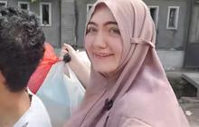 Bule Cantik Mualaf dari Amerika Ikut Menimbang Rongsokan Bareng Sang Suami 'Ini Pengalaman yang Sangat Lucu