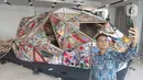 Pengunjung berswafoto dengan karya seni kolektif bertajuk Hati Polyhedron: Simbol Persatuan dalam Keberagaman (The Hati Polyhedron Project: A Symbol of Unity in Diversity) yang diinisiasi oleh Scholas Occurrentes di Kompleks gereja Katedral, Jakarta, Senin (2/9/2024). (merdeka.com / Arie Basuki)