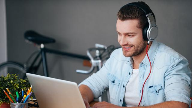 Manfaat Bekerja Sambil Mendengarkan Musik