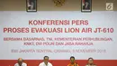 (Dari kiri) Ketua KNKT Soerjanto Tjahjono, Menhub Budi Karya, Ketua Basarnas Marsekal Madya M. Syaugi, Kapusdokkes Polri Brigjen Arthur Tampi saat evaluasi proses evakuasi Lion Air JT 610 di Jakarta, Senin (5/11). (Liputan6.com/Immanuel Antonius)