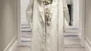 Adinia Wirasti tampak begitu edgy dengan long coat danrambut yang diwarnai serba putih. Kali ini, Mel Ahyar menjadi desainer yang sempurnakan gayanya di MACAN Gala 2023. [Foto: Instagram/ Adinia Wirasti]
