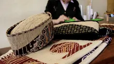 Salah satu oleh-oleh unik yang bisa dijadikan pilihan adalah Peci dan Sajadah dari tanaman Akar Wangi.