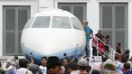 Pengunjung antre untuk masuk ke Pesawat N250 pada Habibie Festival di Museum Nasional, Jakarta, Minggu (14/8). Tingginya antusiasme warga membuat pengunjung harus antre untuk dapat melihat bagian dalam kendaraan tersebut. (Liputan6.com/Immanuel Antonius)