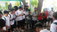 Persija U-21 mendapat perhatian dari peserta dan pengunjung festival di Lapangan Banteng sebelum berangkat ke Stadion Cendrawasih, Jakbar, Minggu (21/8/2016), untuk menjamu Bhayangkara SU. (Bola.com/Gerry Anugrah Putra)