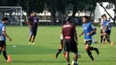 Pelatih Timnas Thailand U-23. Worrawoot Srimakha saat memimpin latihan di Lapangan B Kompleks GBK, Jakarta, Selasa (29/5). Timnas Thailand U-23 akan melakoni uji coba lawan Indonesia U-23 pada 31 Mei dan 3 Juni. (Liputan6.com/Helmi Fithriansyah)