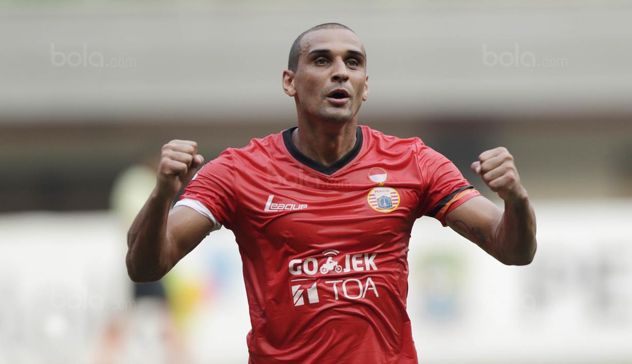 Striker Persija, Bruno Lopes, melakukan selebrasi usai mencetak gol ke gawang Persegres pada laga Liga 1 Indonesia di Stadion Patriot, Bekasi, Sabtu (14/10/2017). Persija menang 5-0 atas Persegres. (Bola.com/M Iqbal Ichsan)