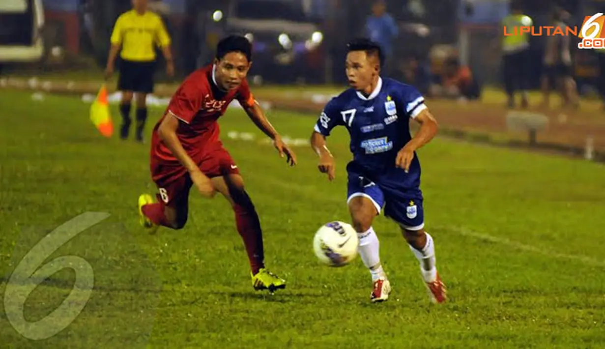 Pemain tengah PSIS Semarang Franky (kanan) memaksa Evan Dimas untuk turun membantu lini pertahanan Timnas Indonesia U19 (Liputan6.com/Helmi Fithriansyah).