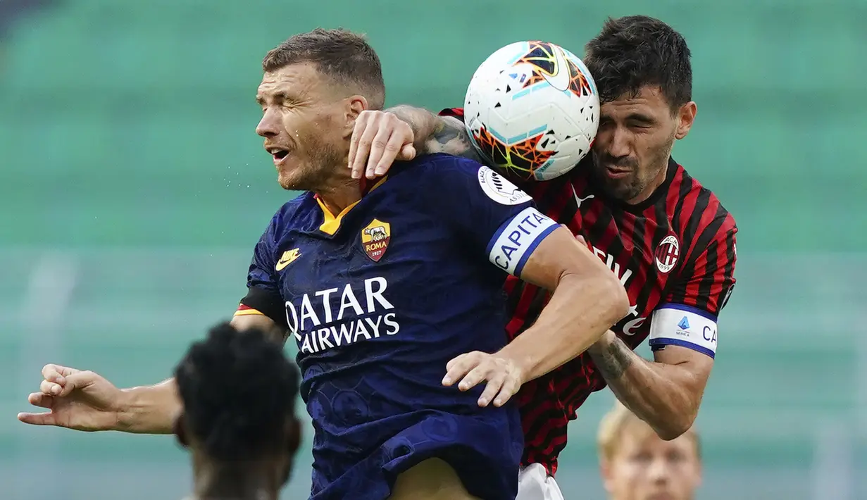 Pemain AC Milan Alessio Romagnoli dan pemain AS Roma Edin Dzeko berebut bola udara pada pertandingan Serie A di Stadion San Siro, Milan, Minggu (28/6/2020). AC Milan naik ke posisi 7 klasemen dengan 42 poin usai mengalahkan AS Roma 2-0. (Spada / LaPresse via AP)