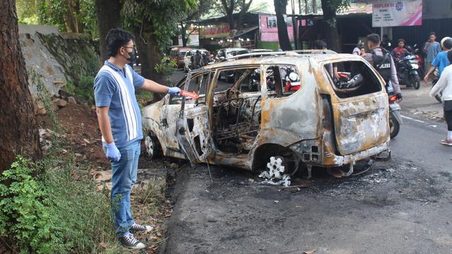 Mobil Polisi Dibakar Massa Saat Tangkap Ketua Ormas di Cimanggis Depok