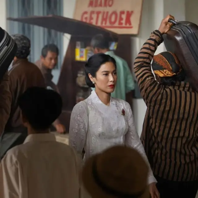 8 Model Kebaya Dian Sastrowardoyo yang Tampil Fearless Saat Perankan Dasiyah di Gadis Kretek