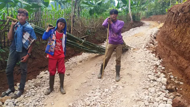 Tiga warga Desa Wanakerta, mulai menikmati kemudahan akses jalan dalam menjual hasil buminya, melalui program TMMD ke 108 Makodim 0611 Garut, Jawa Barat.