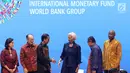 Presiden Joko Widodo (tiga kiri) menyalami Direktur Pelaksana IMF Christine Lagarde dalam Bali Fintech Agenda IMF-WB 2018 di Bali, Kamis (11/10). Pertemuan diharapkan bisa menghasilkan rekomendasi untuk mengawal fintech. (Liputan6.com/Angga Yuniar)