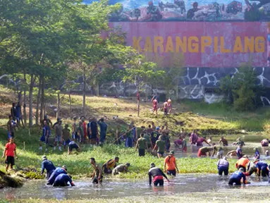 Citizen6, Surabaya: Pembersihan yang sasarannya membersihkan ganggang, enceng gondok serta rumput liar dipingir dan ditengah kolam. (Pengirim: Budi Abdillah)