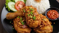 Cara Membuat Ayam Goreng Bumbu Bawang Gurih, Renyah di Luar &amp; Juicy di Dalam