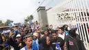 Ribuan bobotoh memadati sepanjang jalan rumah Manajer Persib Bandung sekaligus Komisaris PT Persib Bandung Bermartabat (PBB), Umuh Muchtar di Tanjungsari, Sumedang, Sabtu (2/6/2024). (Bola.com/M Iqbal Ichsan)