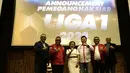 Direktur Program SCM, Harsiwi Achmad, dan Direktur PT LIB, Cucu Sumantri, saat konfrensi pers hak siar Liga 1 2020 di SCTV Tower, Senayan, Jakarta, Rabu (12/2). Emtek kembali pegang hak siar Liga 1 2020.(Bola.com/Yoppy Renato)