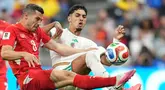 Pemain Swiss Remo Freuler berebut bola dengan pemain Aljazair Fares Chaibi selama pertandingan sepak bola babak 32 Piala Dunia antara Swiss dan Aljazair di Vancouver, British Columbia, (AP Photo/Abbie Parr)