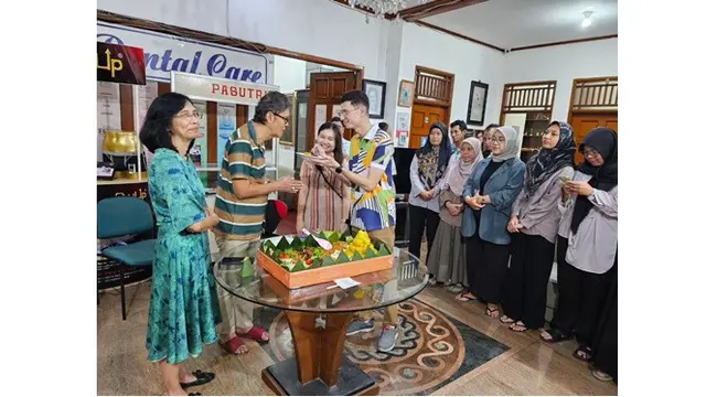 8 Potret Dokter Boyke di Rangkaian Pernikahan Anak, dari Siraman hingga Resepsi