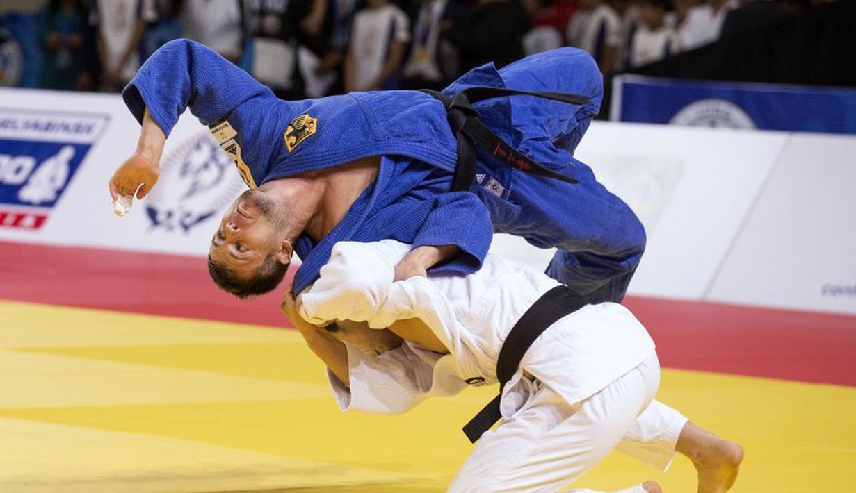 Pejudo Korea Selatan, Changrim An (bawah) berusaha membanting lawannya asal Jerman, Igor Wandtke di kelas -73kg Kejuaraan Dunia Judo 2015 di Astana, Kazakhstan. (26/8/2015). (AFP Photo/Jack Guez)