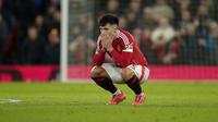 Gestur kecewa pemain Manchester United, Lisandro Martinez saat timnya kebobolan dari Newcastle pada laga lanjutan Liga Inggris 2024/2025 yang berlangsung di Old Trafford, Manchester, Inggris, Selasa (31/12/2024) WIB. (AP Photo/Dave Thompson)