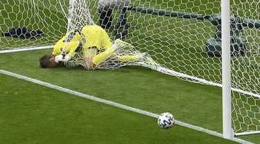 Kiper Skotlandia David Marshall tersangkut pada jaring gawang setelah gagal menyelamatkan tendangan jarak jauh pemain Republik Ceko Patrik Schick pada pertandingan Grup D Euro 2020 di Stadion Hampden Park, Glasgow, Inggris, Senin (14/6/2021). (AP Photo/Andy Buchanan, Pool)