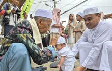 Tradisi Unik Lebaran: Ritual Injak Bumi Jambi, Warisan Leluhur Penuh Doa