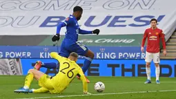 Striker Leicester City, Kelechi Iheanacho mengecoh kiper Manchester United, Dean Henderson untuk mencetak gol pertama timnya dalam laga perempatfinal Piala FA 2020/2021 di King Power Stadium, Minggu (21/3/2021). Leicester menang 3-1 atas Manchester United. (AFP/Oli Scarff/Pool)