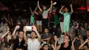 Para fans Portugal merayakan gol yang dicetak bintang mereka, Cristiano Ronaldo ke gawang Wales. (Bola.com/Vitalis Yogi Trisna)