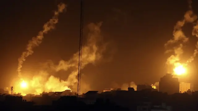 Suar Terangi Langit Malam di Gaza