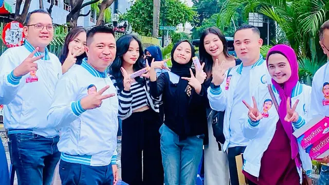 Relawan pasangan capres dan cawapres nomor urut 02 Prabowo Subianto-Gibran Rakabuming Raka yang bernama Rampai Nusantara menginisiasi gerakan hari kasih suara untuk Prabowo-Gibran dengan membagikan ribuan cokelat ke masyarakat di seluruh Indonesia.