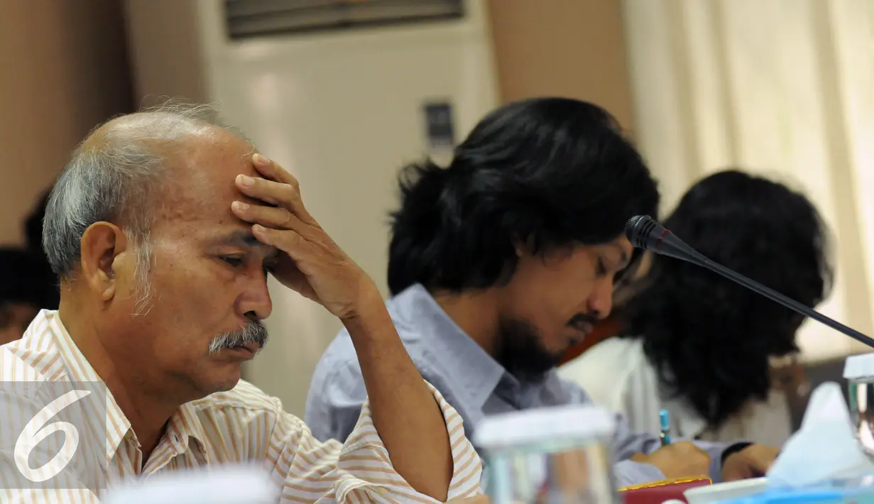 Keluarga korban penculikan, Paian Siahaan tertunduk saat membacakan aduan di kantor Komisi Kejaksaan, Jakarta, Jumat (11/3). Keluarga korban mengadukan Jaksa Agung dalam penyidikan perkara pelanggaran HAM berat. (Liputan6.com/Helmi Fithriansyah)