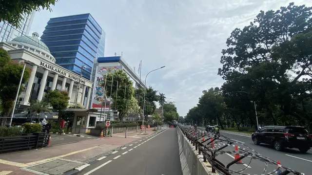 Situasi di depan Gedung Mahkamah Konstitusi (MK) Jalan Medan Merdeka Barat, Jakarta Pusat. (Liputan6.com/Muhammad Radityo Priyasmoro)