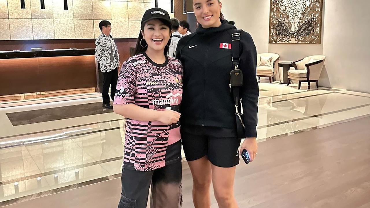 Pedangdut Fitri Carlina Foto Bareng Istri Sandy Walsh Penggawa Timnas Indonesia, Dipuji Sama-Sama Cantik