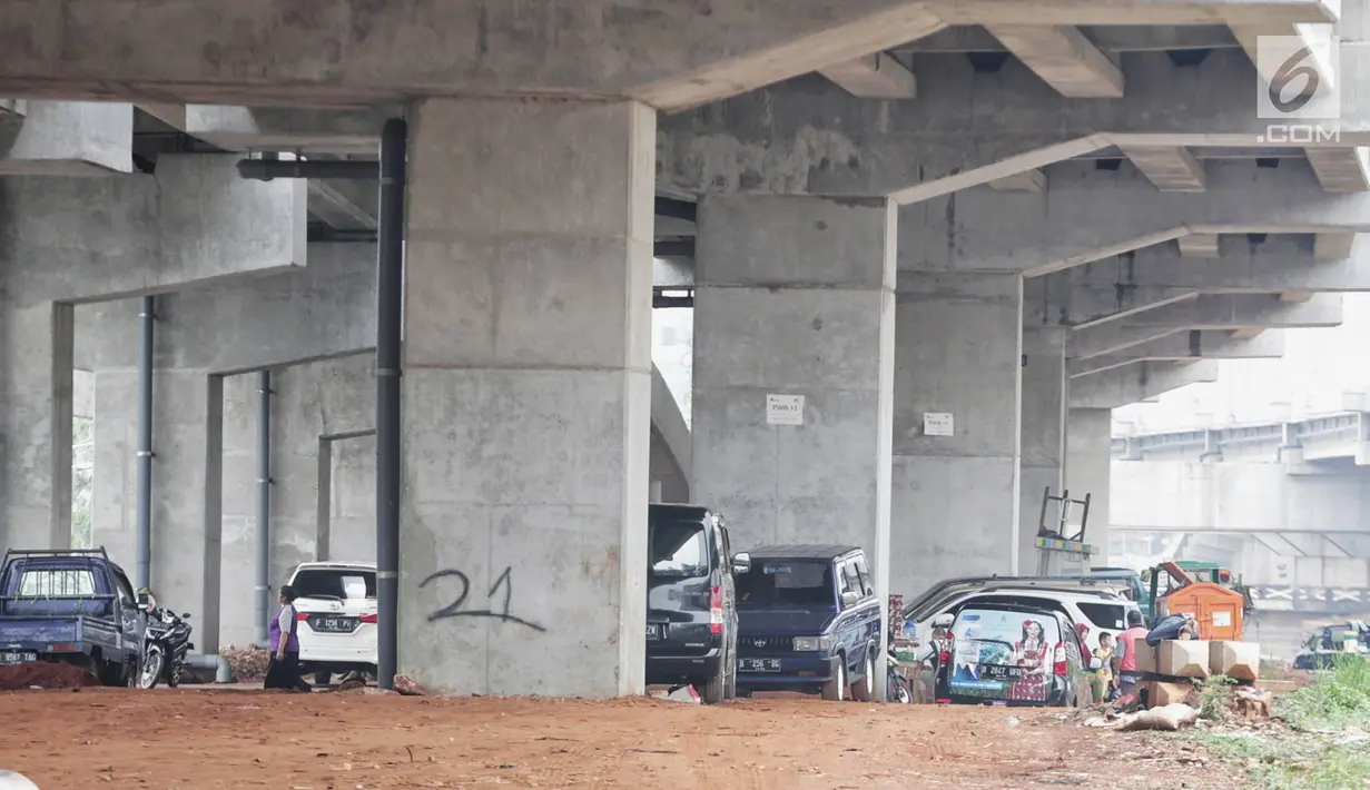 Sejumlah mobil terparkir di bawah kolong tol Becakayu Kalimalang, Jakarta Timur, Selasa (12/2). Sejumlah warga Cipinang Melayu, Makasar, menyalahgunakan lahan kosong di bawah Tol Becakayu untuk parkir liar. (Liputan6.com/Faizal Fanani)