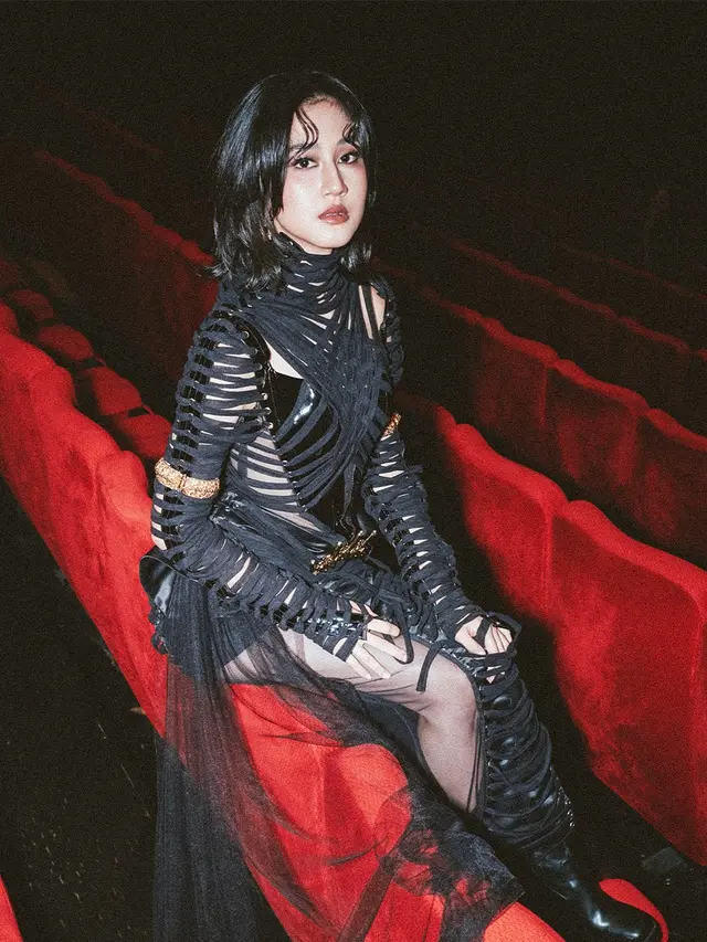 Nyoman Paul Setia Menemani, Gaya Gothic Glam ala Keisya Levronka di Gala Premiere Film Pamali: Tumbal