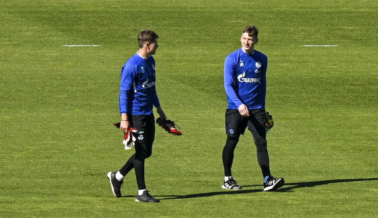 Kiper FC Schalke 04, Alexander Nueberl dan Markus Schubert, saat sesi latihan di Gelsenkirchen, Jerman, Rabu (23/4/2020). FC Schalke 04 menggelar sesi latihan setelah Bundesliga direncanakan akan kembali bergulir pada pada 9 Mei mendatang. (AP/Martin Meissner)