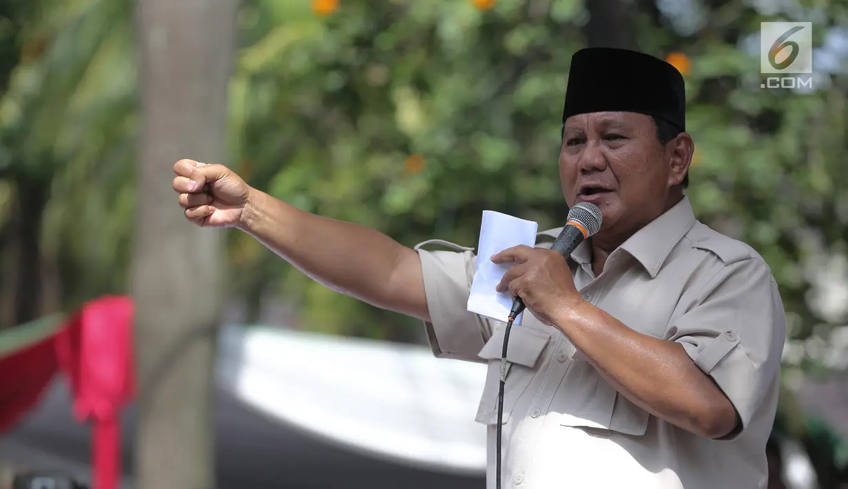 Capres 02 Prabowo Subianto memberi sambutan saat menghadiri syukuran kemenangan di kediaman Prabowo, di Kertanegara, Jakarta, Jumat (19/4). Prabowo didampingi sejumlah politisi dan para ulama dalam acara syukuran kemenangan tersebut. (Liputan6.com/Faizal Fanani)