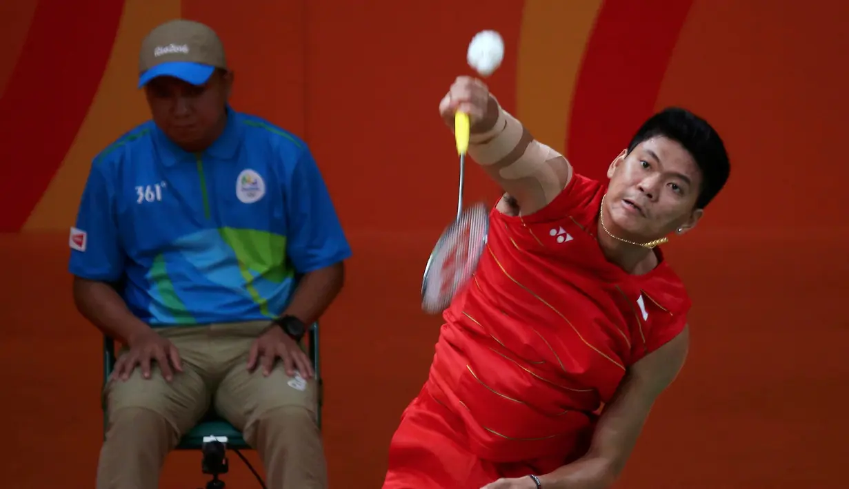 Praveen Jordan melakukan smash saat menghadapi ganda campuran asal Jerman di Olimpiade 2016 di Rio de Janeiro, Brasil, Jumat (12/8). Praveen/Debby berhasil menang dua set langsung dengan skor 21-16 dan 21-15. (REUTERS/Marcelo Del Pozo)