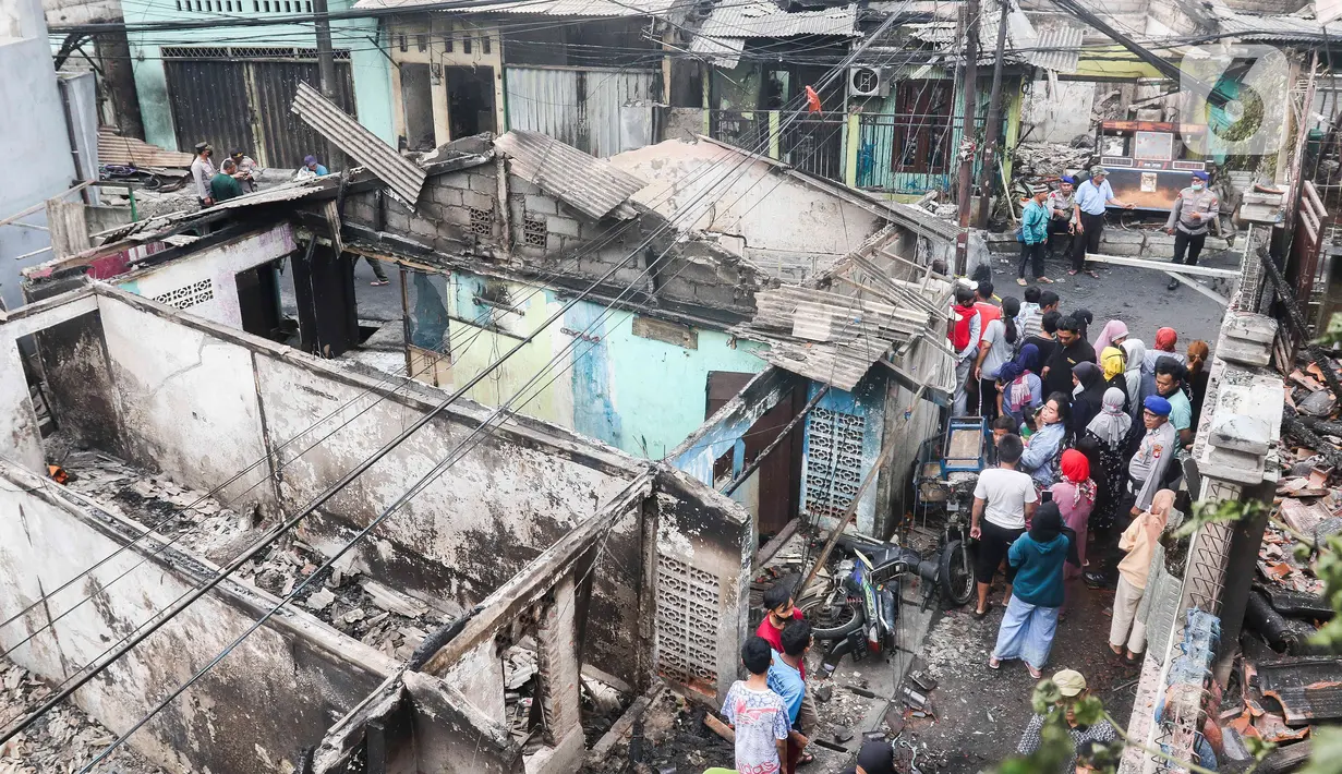 <p>Suasana pemukiman warga hangus terbakar dampak kebakaran Depo Pertamina Plumpang di Jalan Koramil, Rawa Badak, Jakarta, Sabtu (4/3/2023). Saat terjadi ledakan disusul kebakaran hebat, warga mencium bau gas yang sangat menyengat. (Liputan6.com/Herman Zakharia)</p>